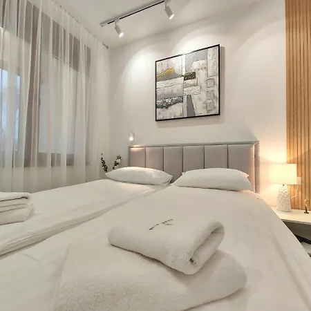 Primus Sa Bazenom,spa&wellness Centrom-velika Recepcija 125 Apartment *
