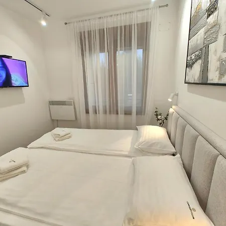 Primus Sa Bazenom,spa&wellness Centrom-velika Recepcija 125 Apartment *