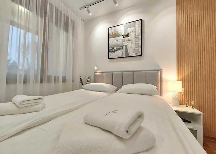 Primus Sa Bazenom,spa&wellness Centrom-velika Recepcija 125 Apartament *